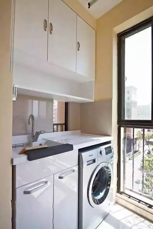 阳台 主要考虑洗衣机的使用,在洗衣池附近安装五孔插.